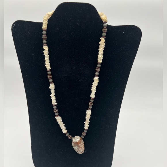 Elegant Cream and Brown Beaded Necklace with Shell Detailing – Pre-Owned - Picture 1 of 4